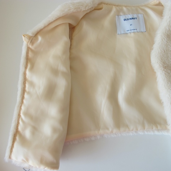 🔴🔴🔴SOLD🔴🔴🔴Girl's Toddler Old Navy Fur Vest Size 4T GUC - Picture 3 of 3